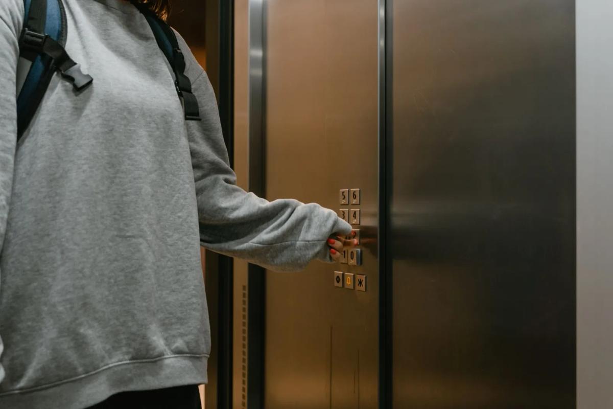 Ascenseur d'immeuble en copropriété, exemple d'équipement commun à charge spéciale