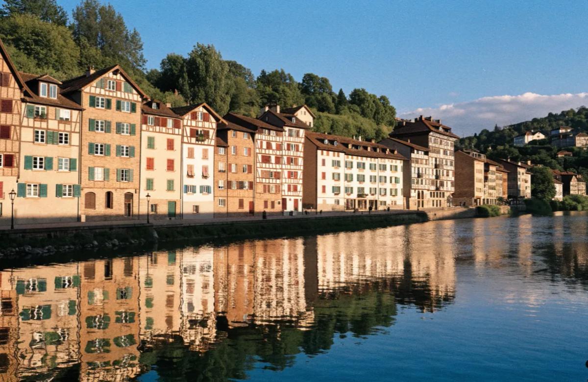 Façades colorées et immeubles d'habitation dans le centre de Bayonne