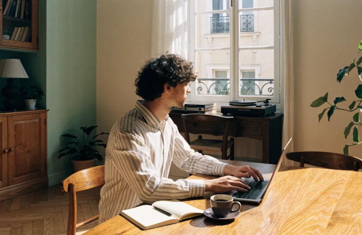 Entrepreneur travaillant sur son ordinateur portable à son domicile pour gérer le siège social de son entreprise