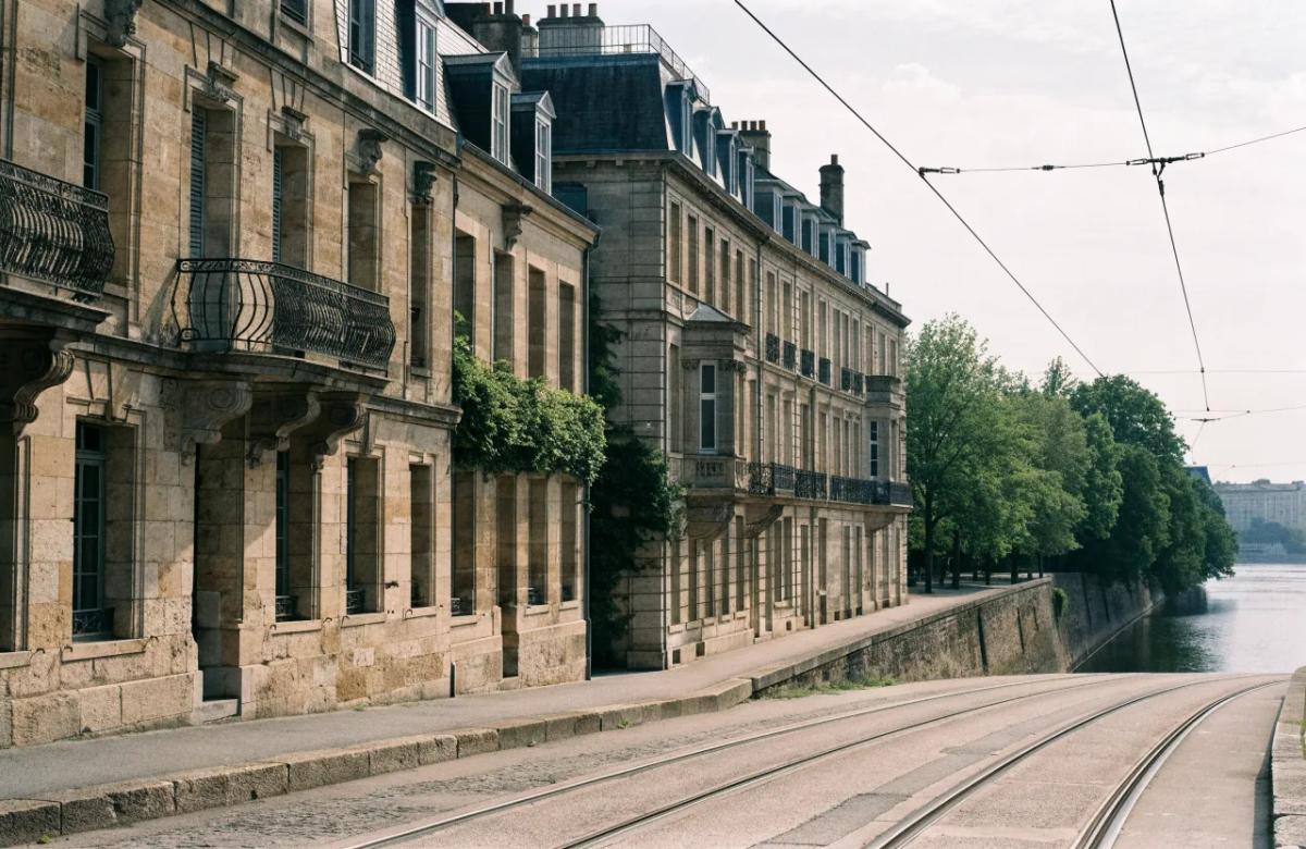 Immeubles d'habitation en pierre le long des quais de Bordeaux, concernés par l'encadrement des loyers