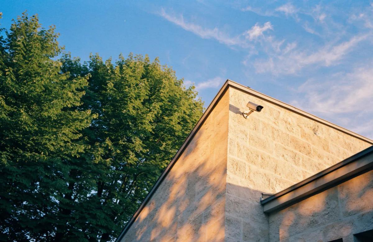 Caméra de surveillance extérieure installée sur la façade d'une maison