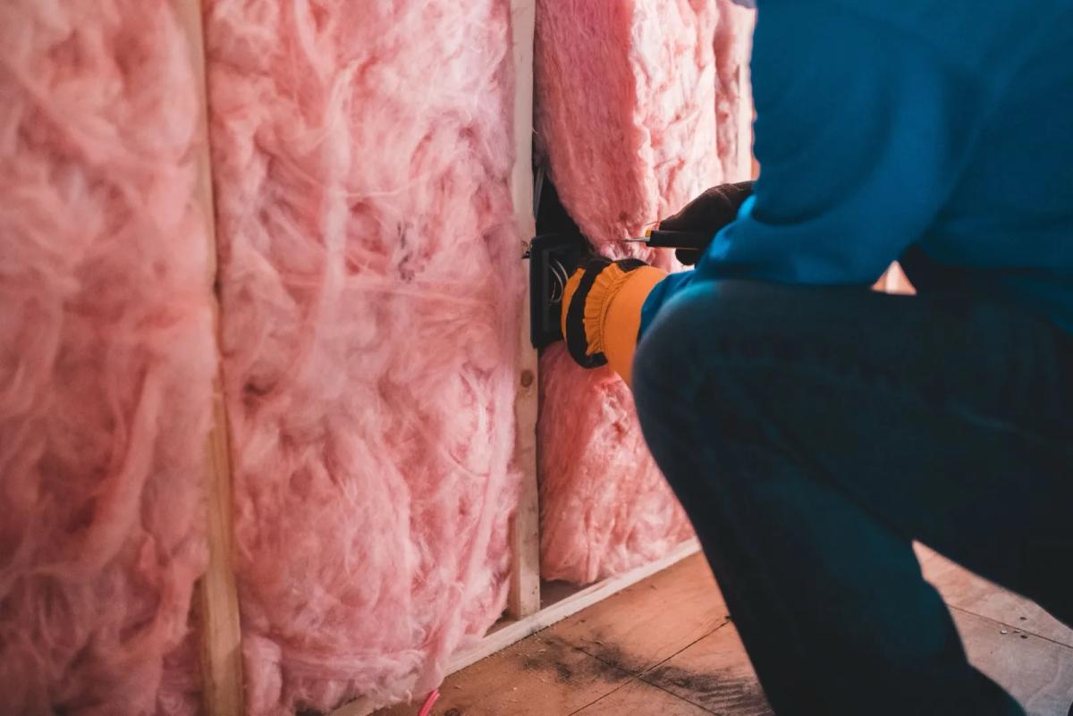 Travaux d'isolation des combles d'une maison pour améliorer le DPE