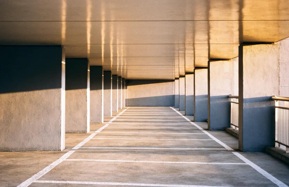 Places de parking vides dans un parking couvert