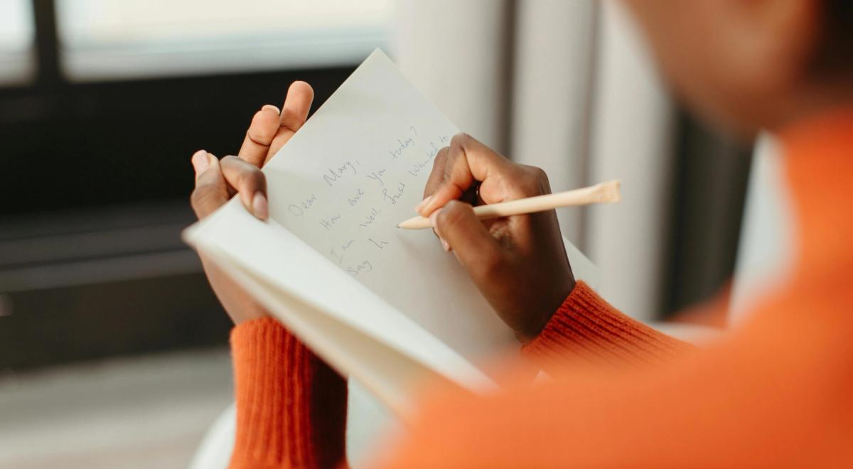 Candidat rédigeant une lettre de motivation pour un dossier de location