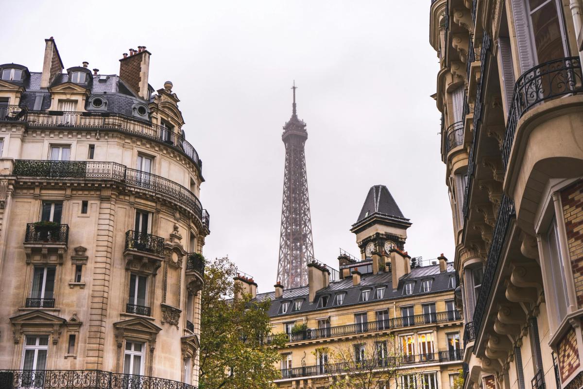Vue aérienne des différents quartiers de Paris avec leurs ambiances contrastées