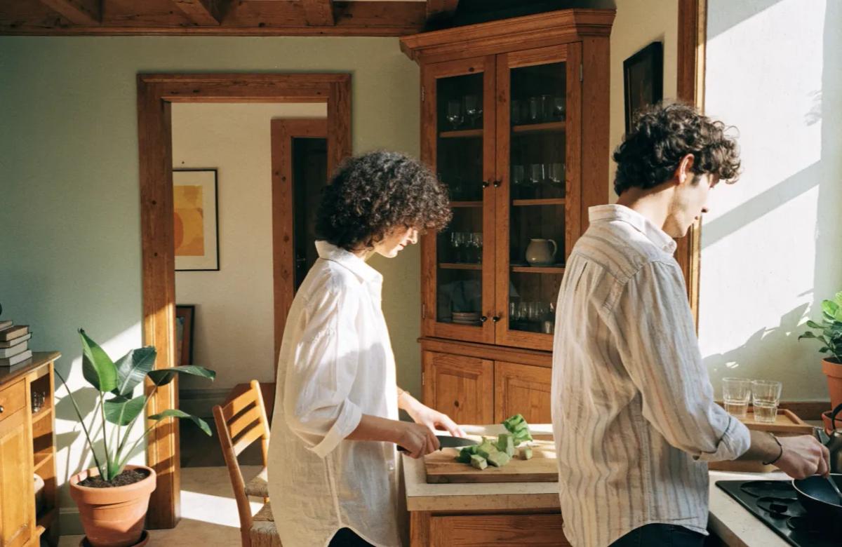 Couple partageant son quotidien dans un logement commun
