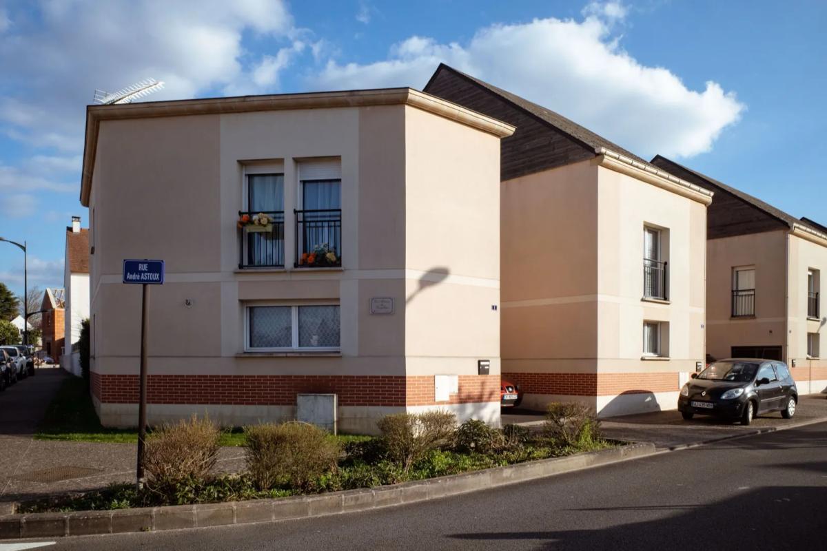 Rue calme d'un quartier résidentiel observée lors d'une visite d'appartement