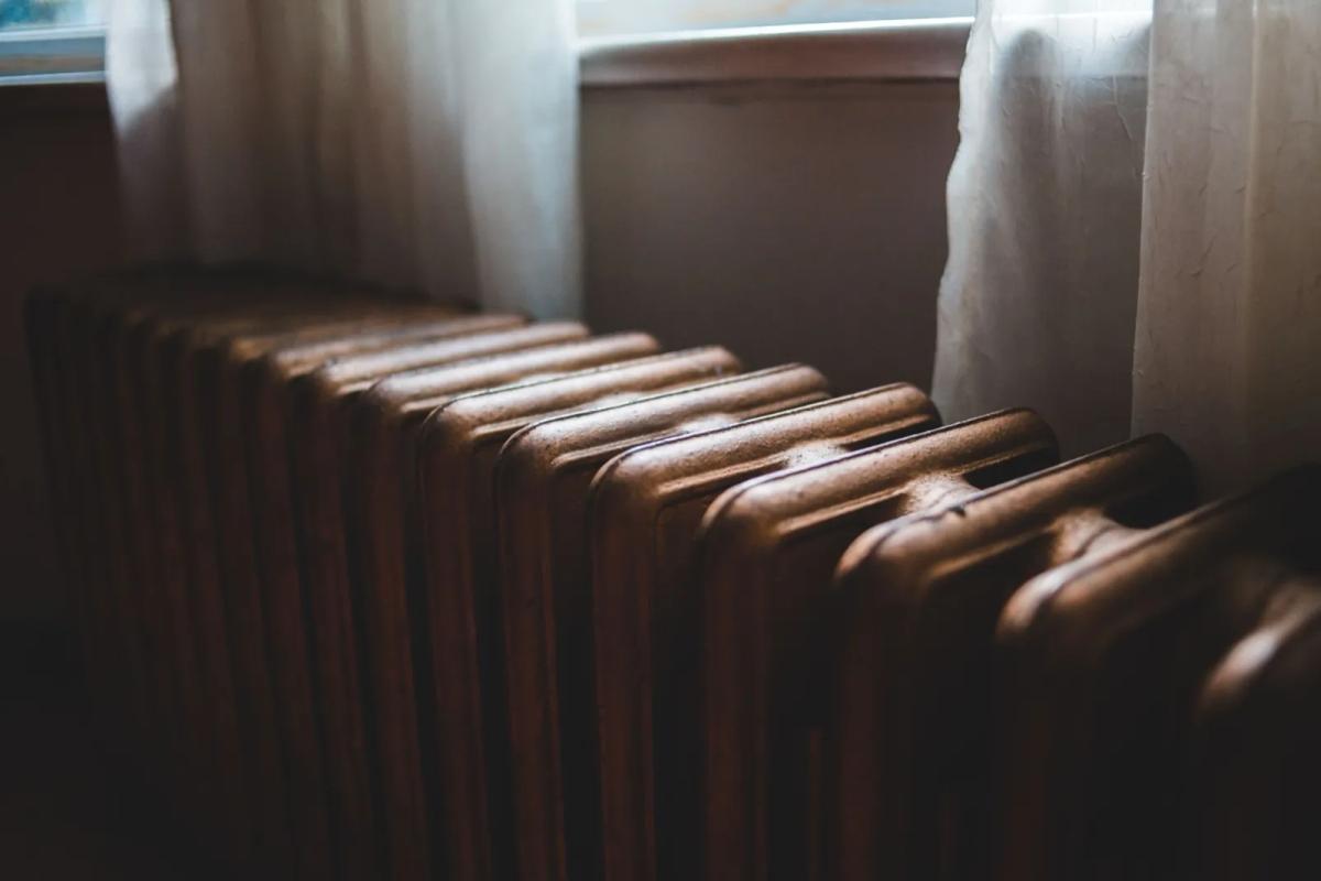Radiateur collectif dans un appartement en automne