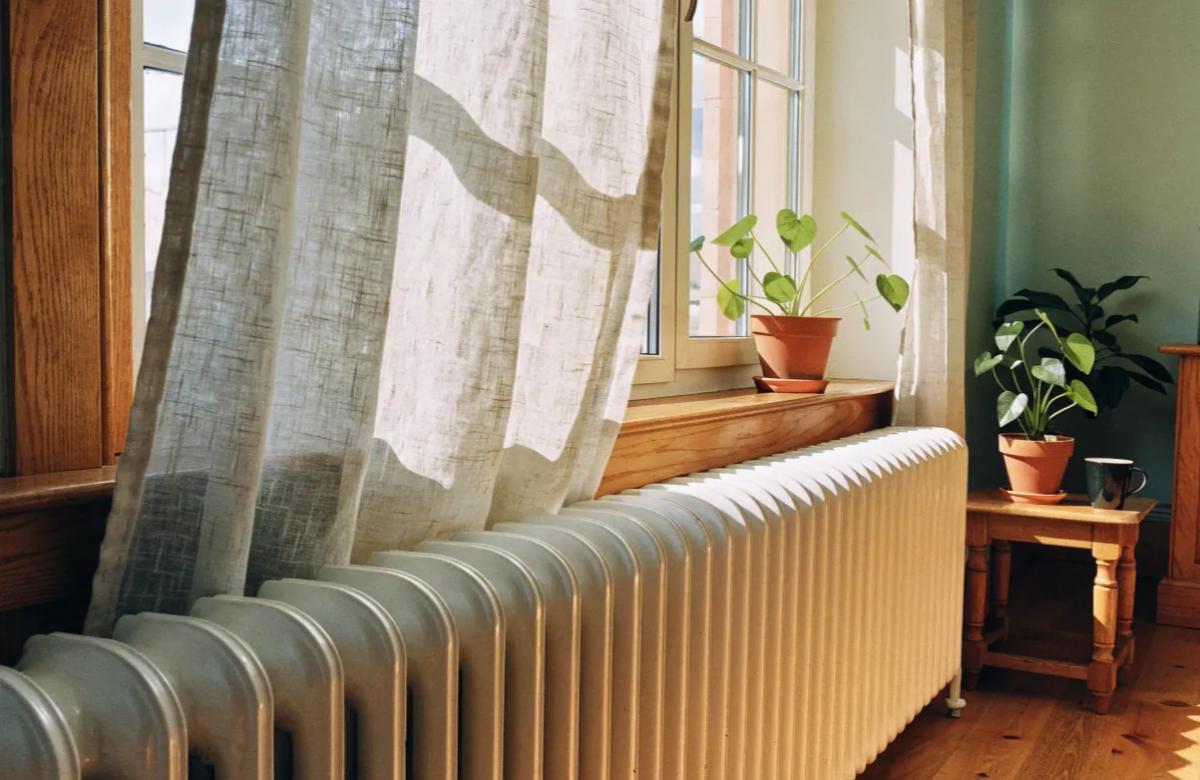 Radiateur dans un logement en location conforme aux normes de chauffage