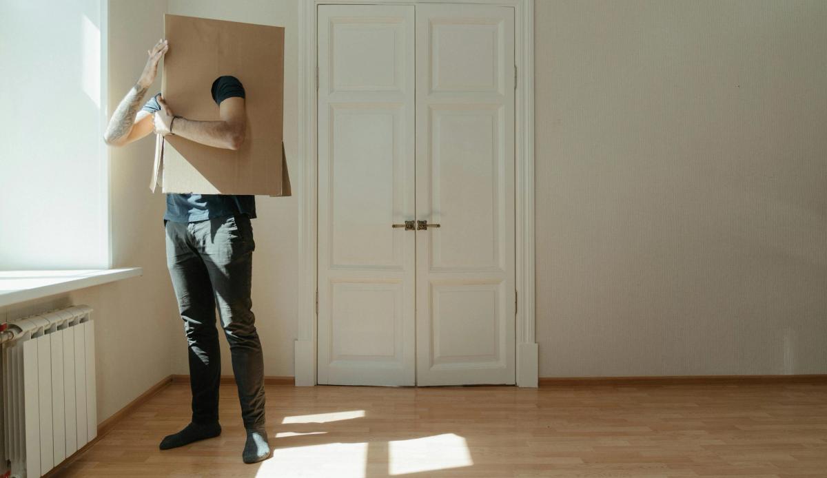 Locataire inspectant les murs de son appartement avant l'état des lieux de sortie