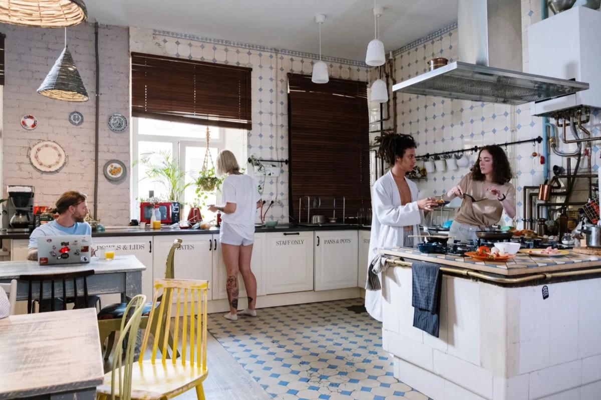 Colocataires partageant un repas dans la cuisine de leur appartement