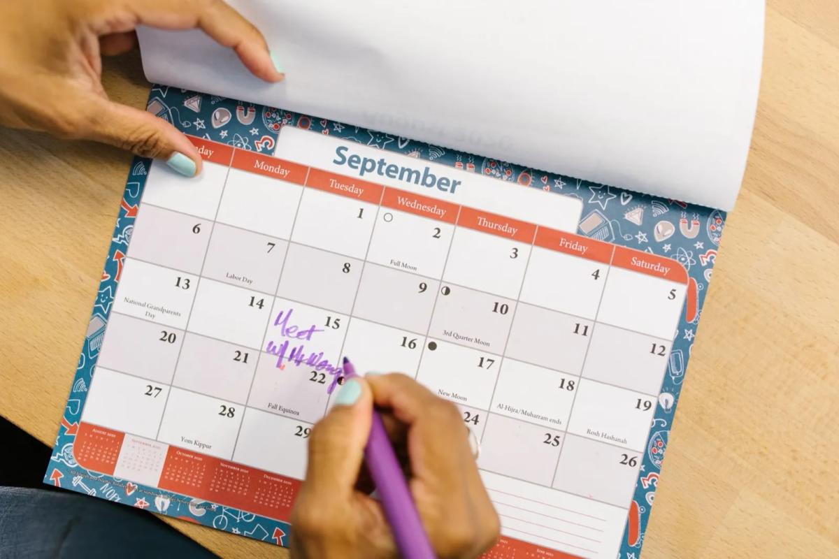Calendrier annoté avec les étapes clés de la recherche de logement étudiant