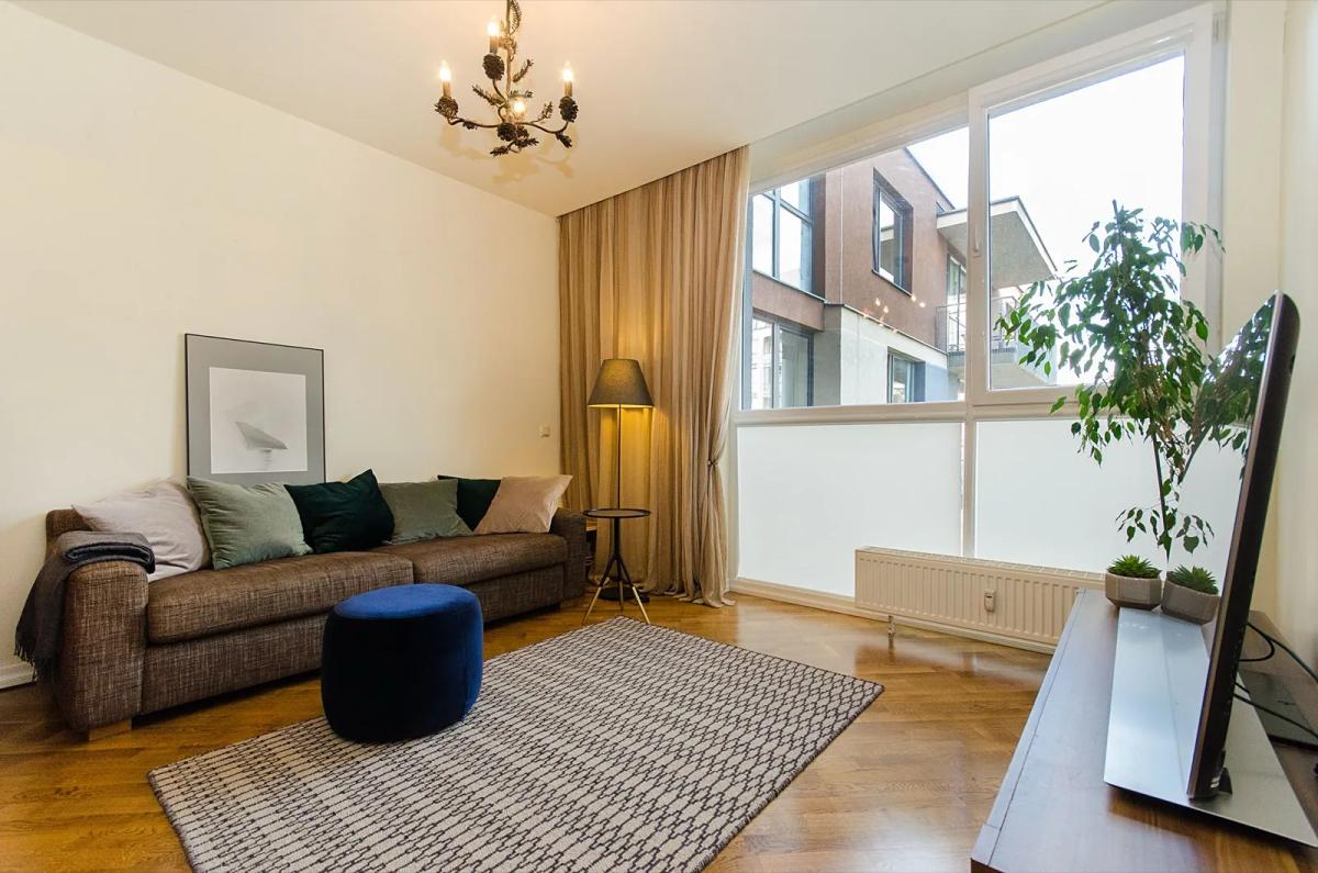 Radiateur chaud dans un salon d'appartement confortable en hiver