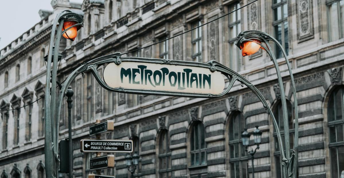 Carte illustrée des arrondissements de Paris avec ambiances et profils de résidents
