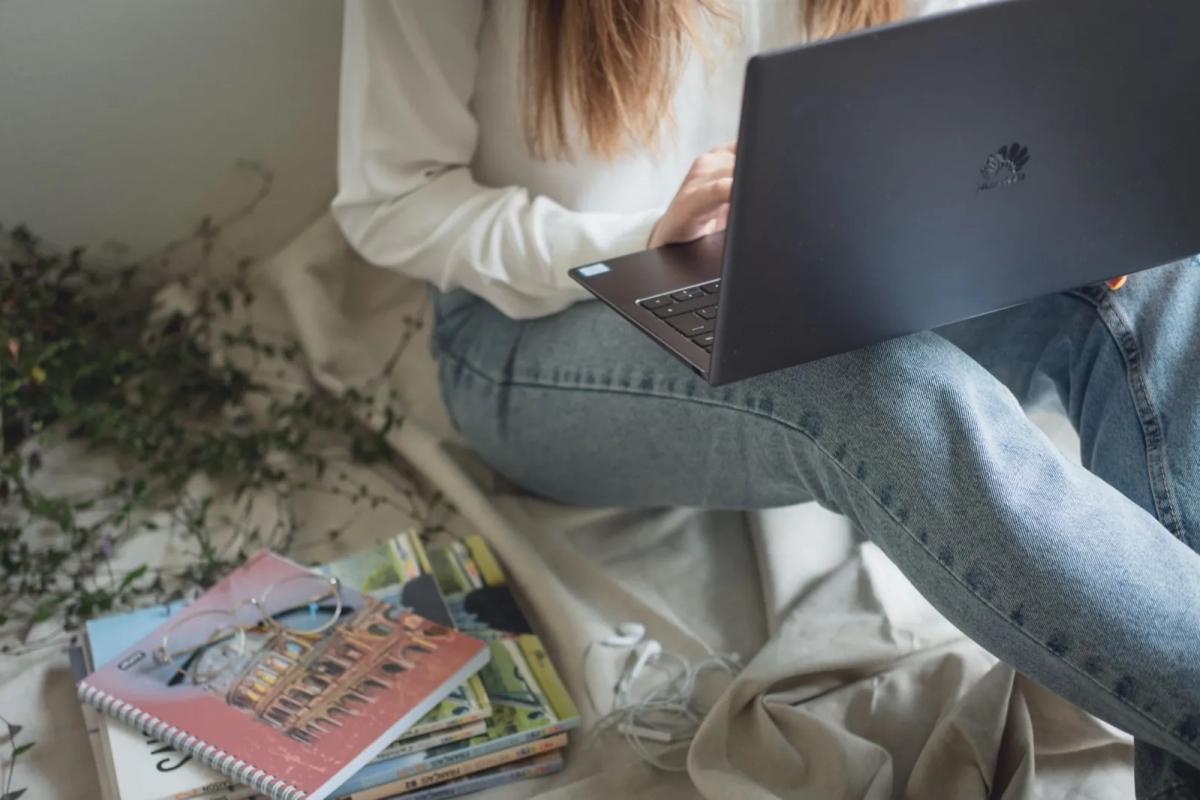 Étudiant comparant des annonces de logement dans différentes villes