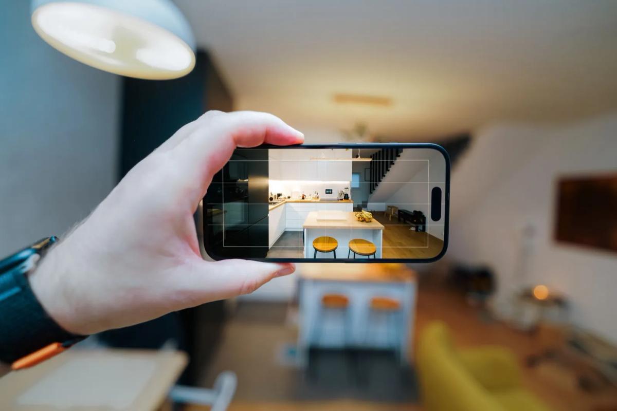 Locataire réalisant l'état des lieux d'entrée avec un smartphone pour prendre des photos datées