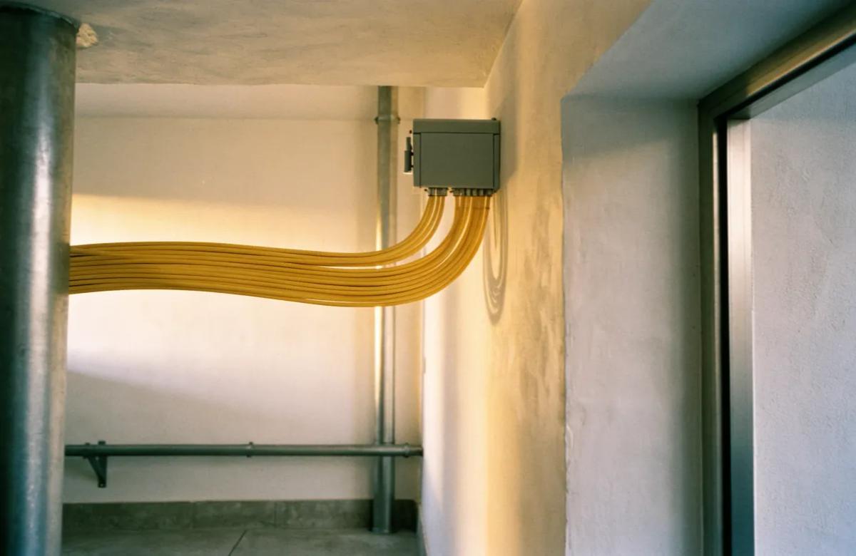 Boîtier de raccordement fibre optique installé dans le local technique d'un immeuble