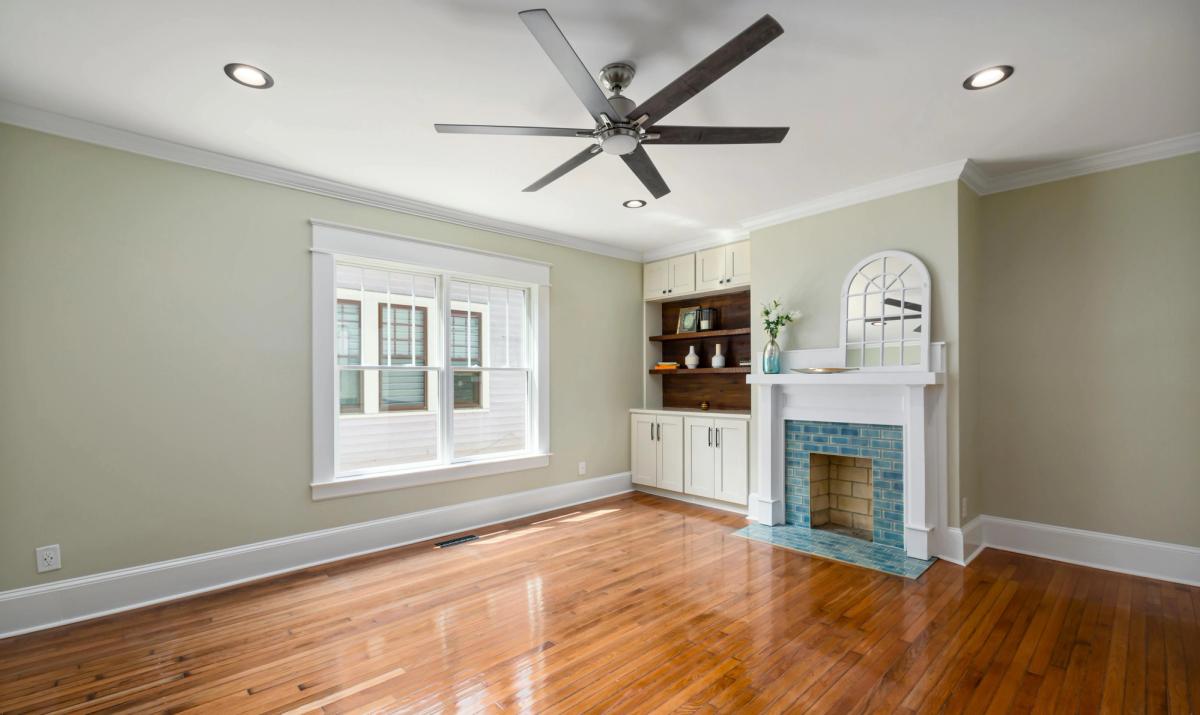 Salon épuré et lumineux après home staging, prêt pour les visites