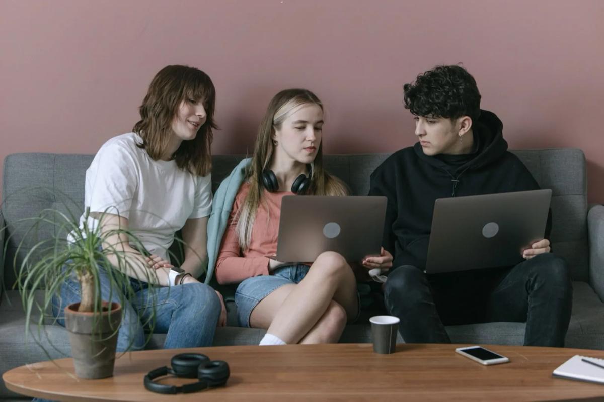 Jeunes colocataires cherchant une colocation à Paris sur leur ordinateur