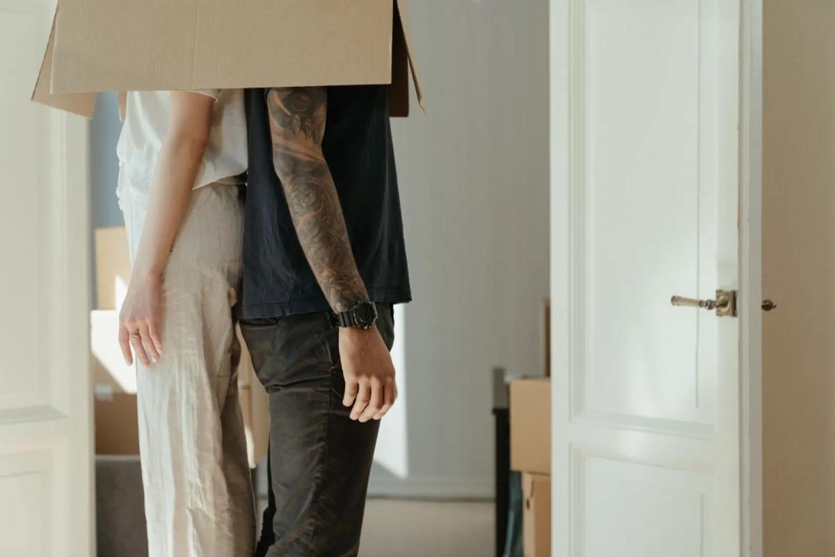 Étudiant emménageant dans son logement avec des cartons