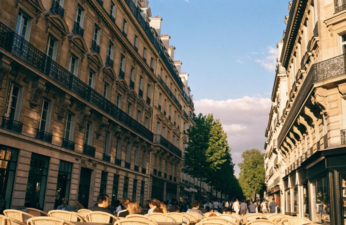 Rue parisienne animée avec ses cafés et ses commerces