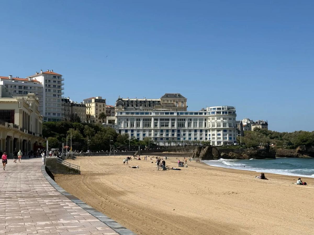 Vue sur les toits et le front de mer de Biarritz au Pays Basque