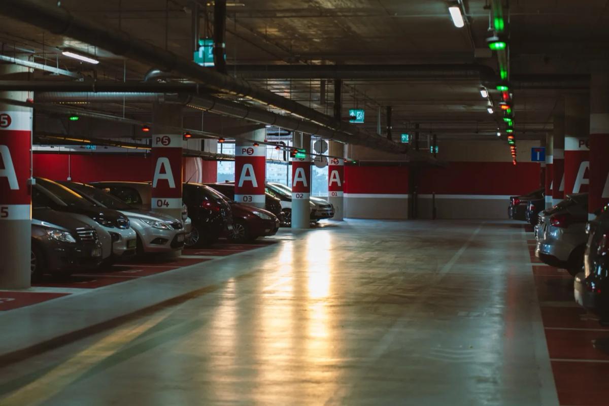 Voiture stationnée dans un parking souterrain fermé par badge en copropriété