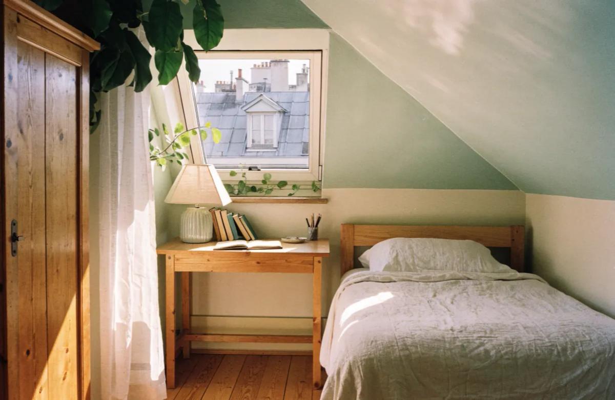 Chambre de bonne sous les toits haussmanniens à Paris