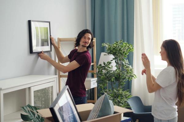 Accrocher des tableaux en location sans abîmer les murs