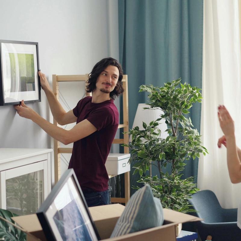 Accrocher des tableaux en location sans abîmer les murs