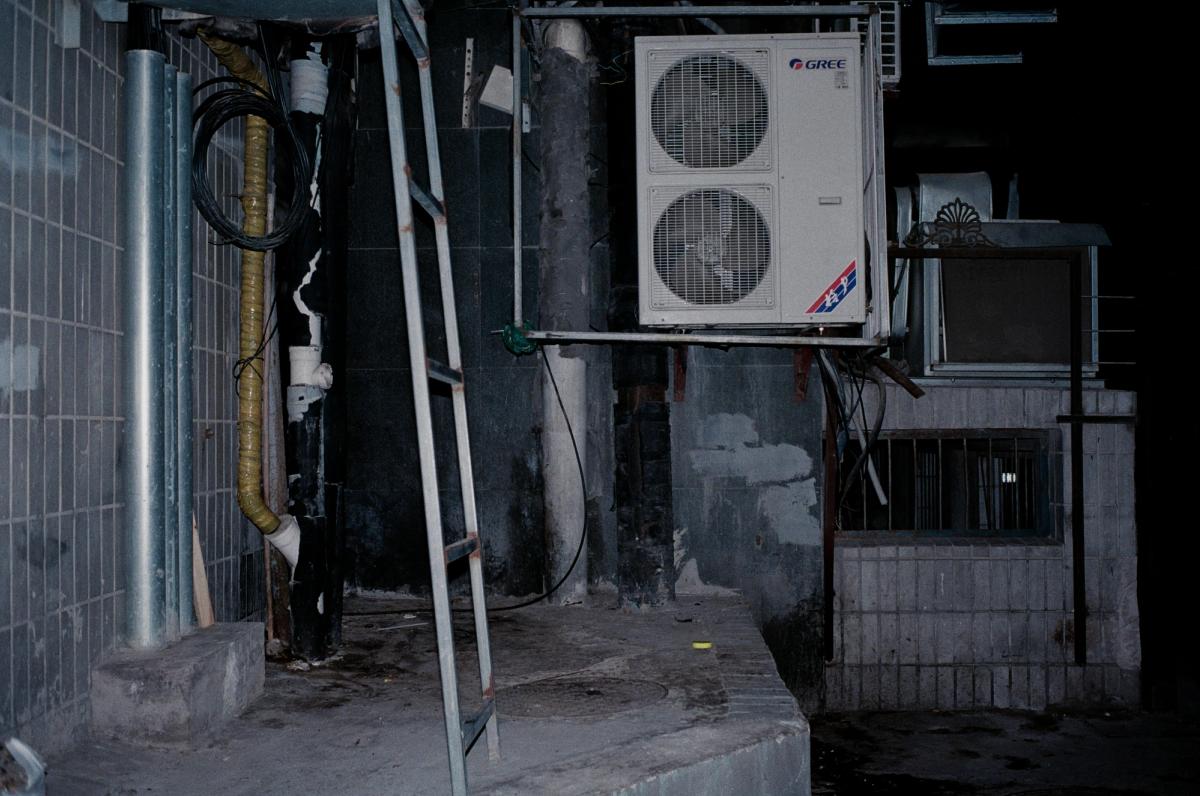 Comparaison entre une climatisation mobile et une unité intérieure de climatisation split installée au mur
