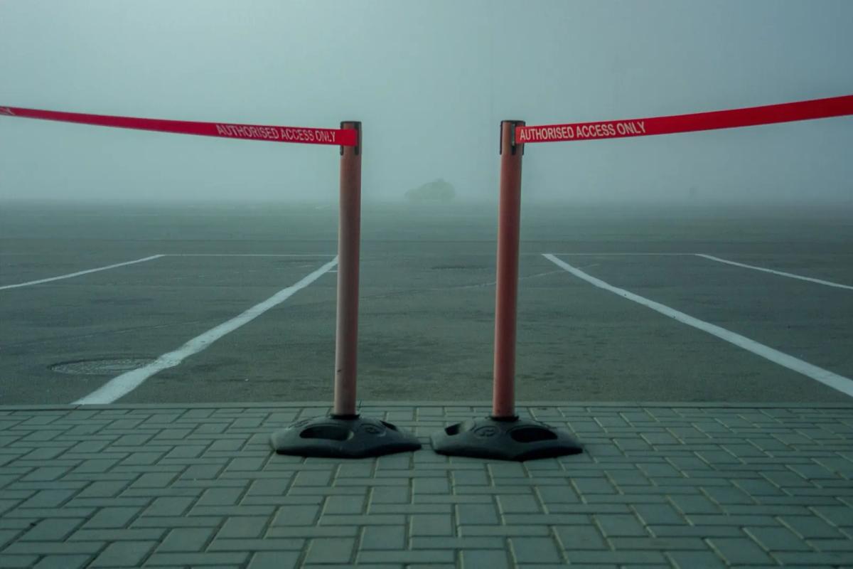 Arceau de parking rabattable installé sur une place de stationnement privée