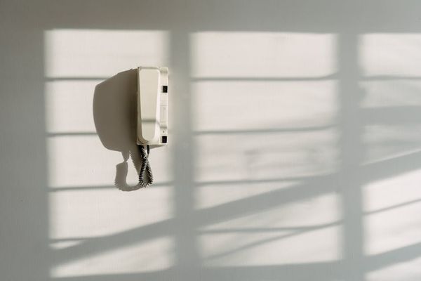 Changement de nom interphone : qui doit payer ?