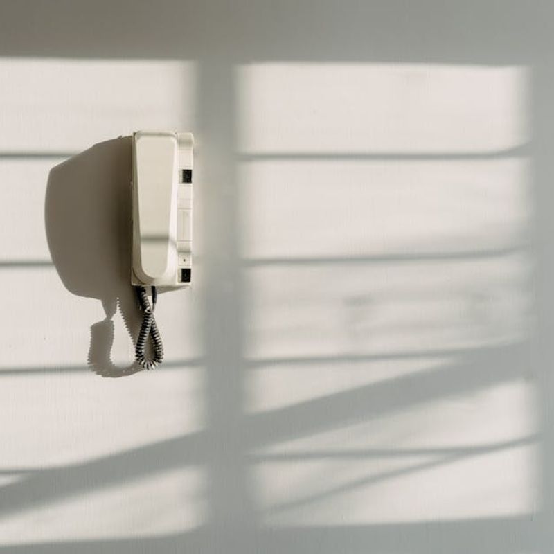 Changement de nom interphone : qui doit payer ?