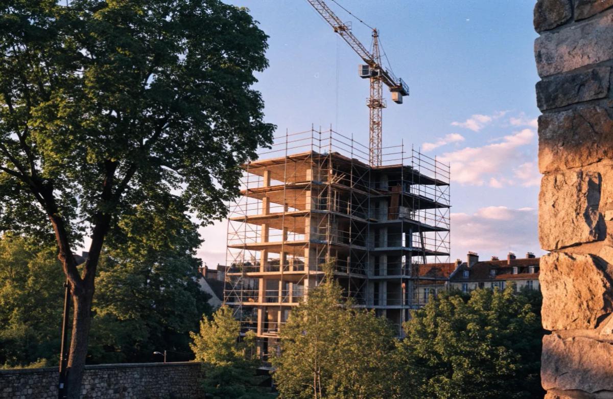 Chantier de construction de logements neufs en France