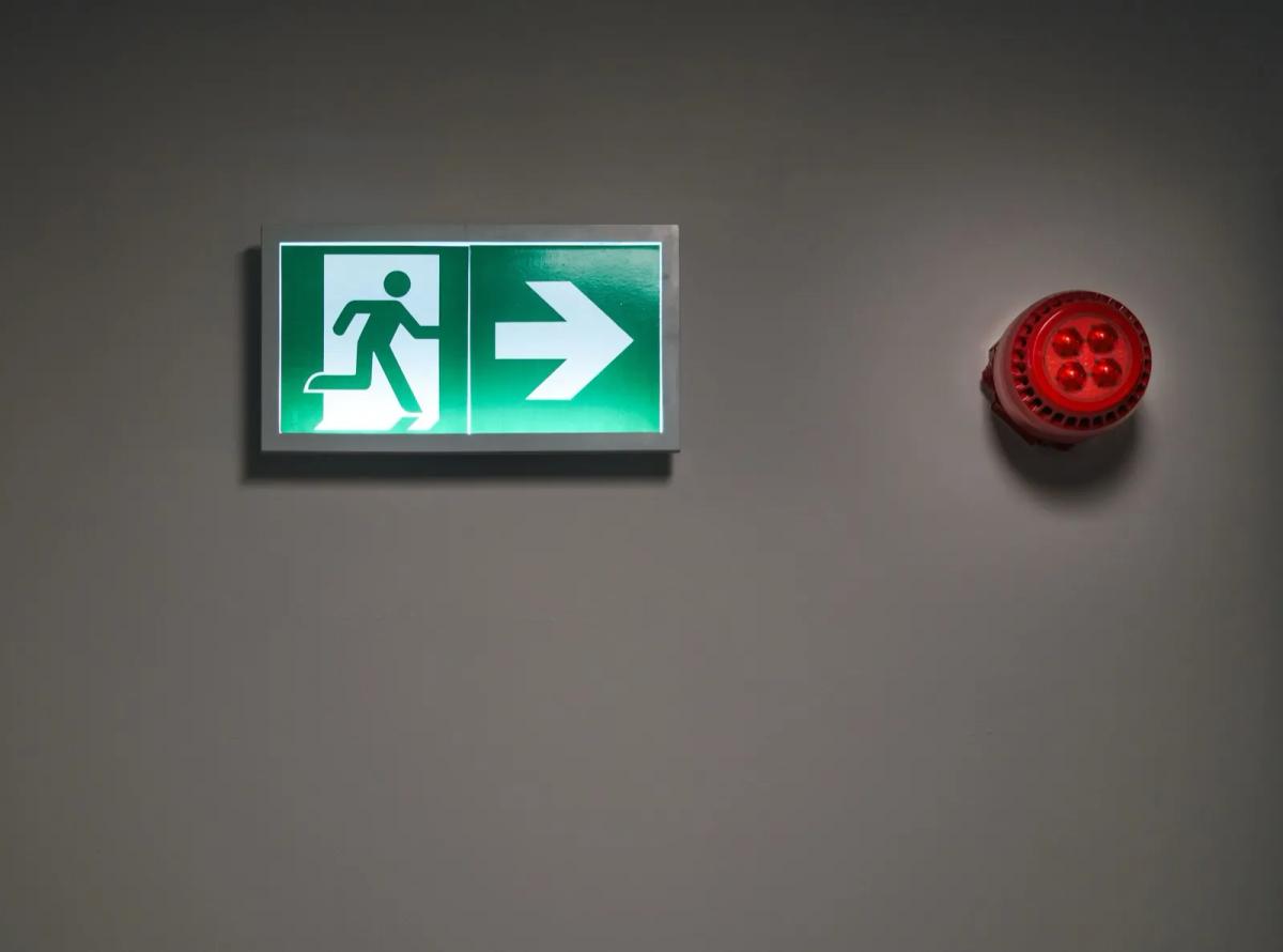 Détecteur de fumée installé au plafond d'un couloir desservant les chambres