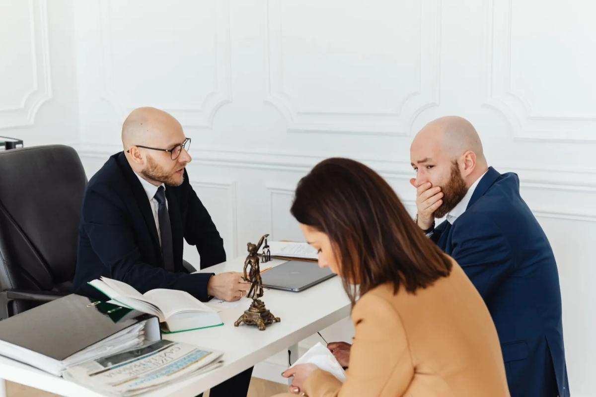 Locataire consultant un conseiller juridique pour un litige avec son propriétaire