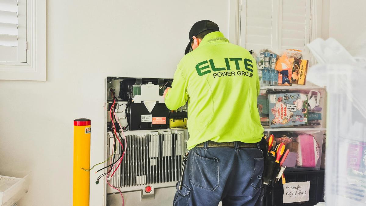 Technicien vérifiant l'installation d'une unité extérieure de climatisation