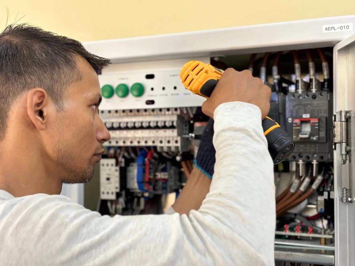 Électricien professionnel contrôlant une installation électrique