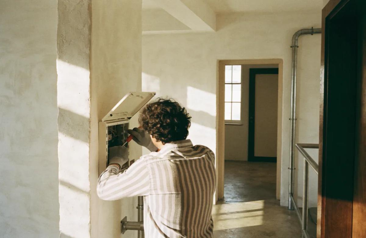 Électricien professionnel contrôlant une installation électrique