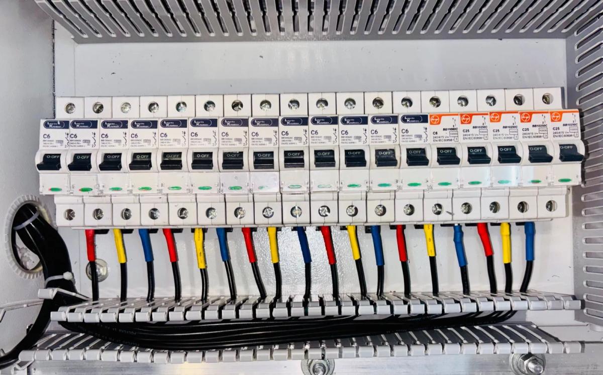 Tableau électrique moderne avec disjoncteurs dans un appartement