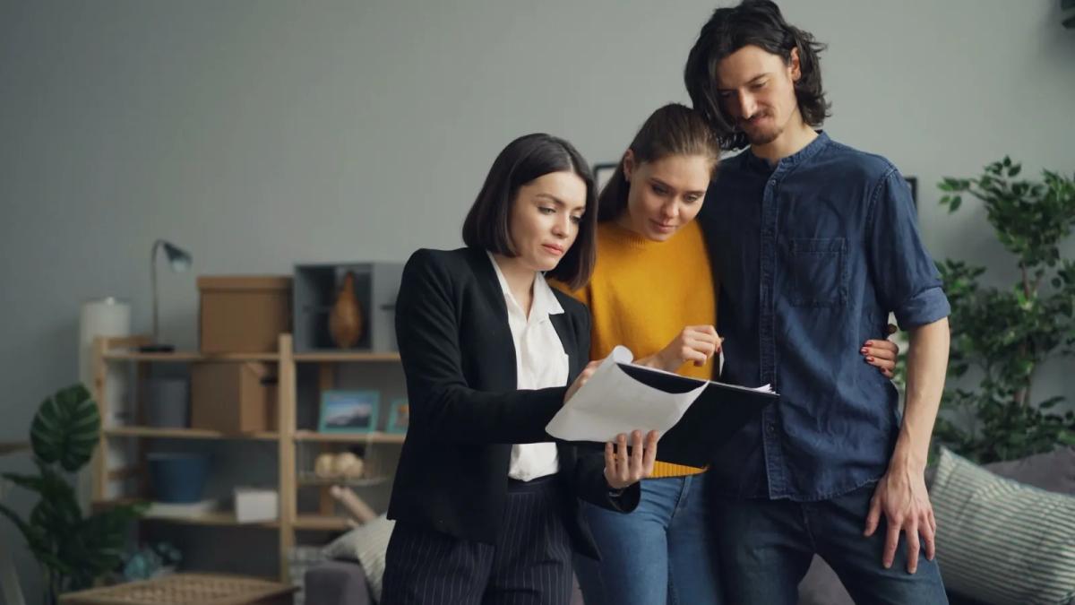 Locataire et propriétaire réalisant un état des lieux de sortie dans un appartement