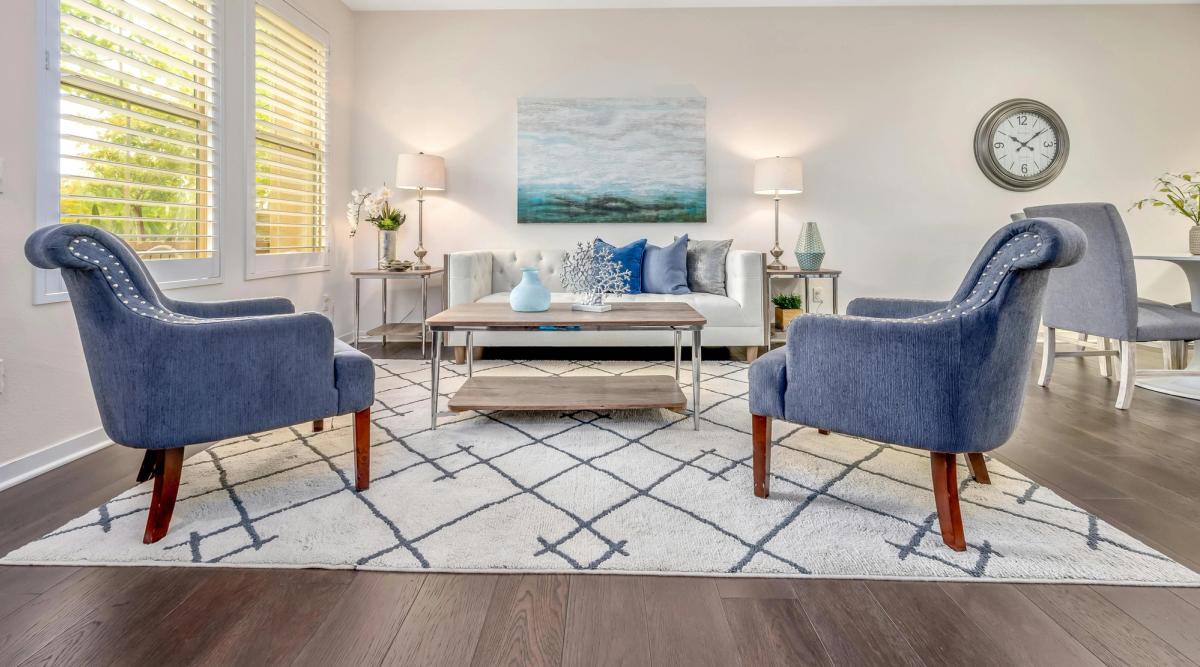 Salon lumineux et épuré après une mise en scène home staging