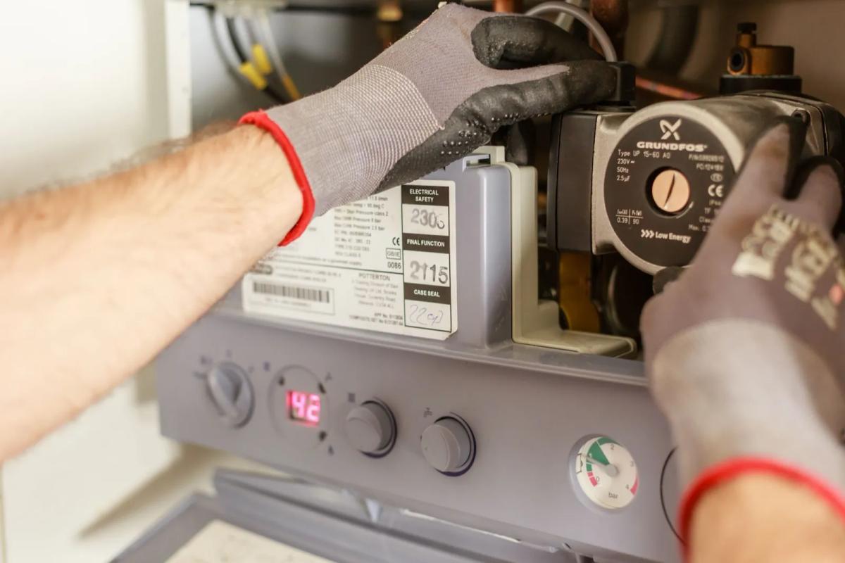 Technicien chauffagiste en maintenance sur une chaudière collective