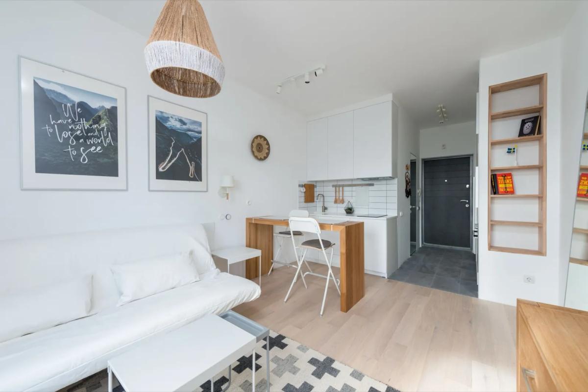 Studio meublé lumineux avec coin cuisine équipé et espace de vie optimisé