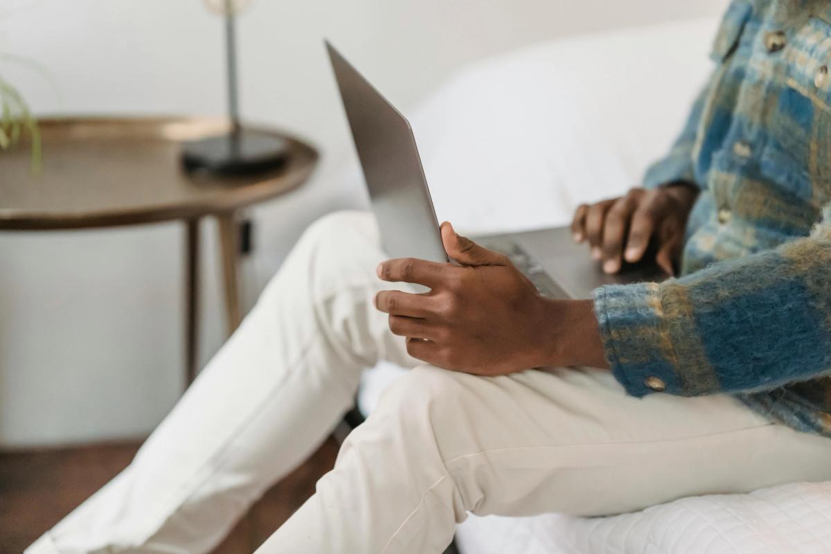 Freelance comparant ses options de garantie locative sur son ordinateur