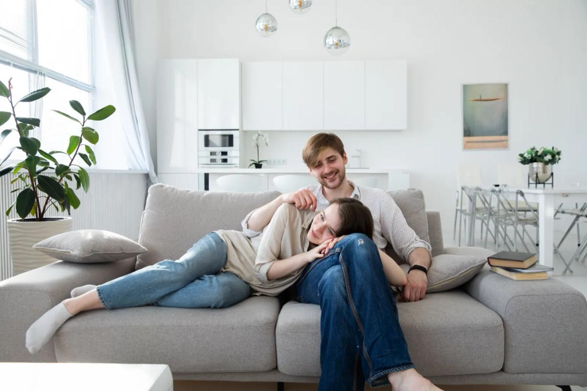 Couple partageant son quotidien dans un logement commun
