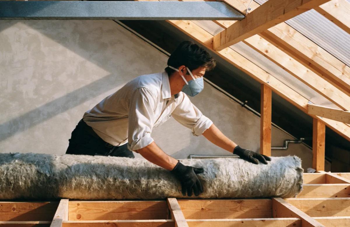 Travaux d'isolation des combles d'une maison pour améliorer le DPE