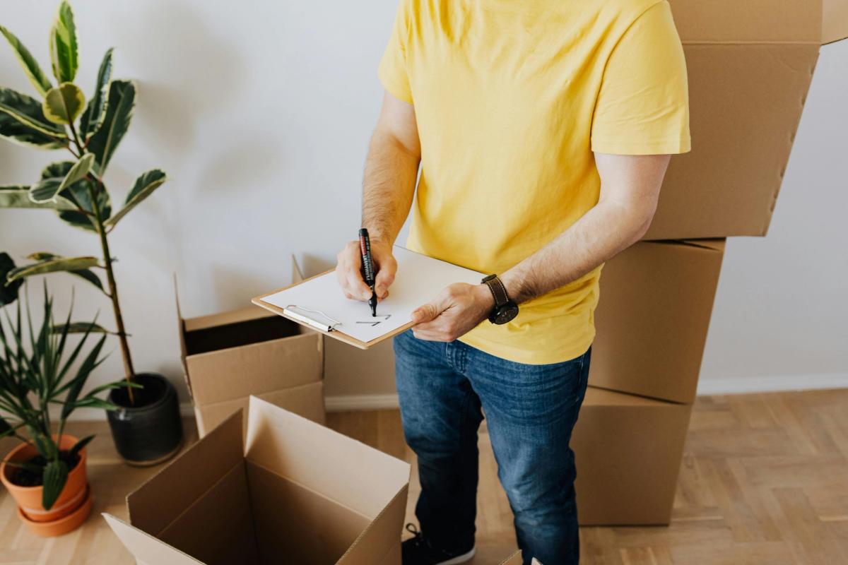 Propriétaire réalisant l'état des lieux d'entrée d'un appartement avec checklist