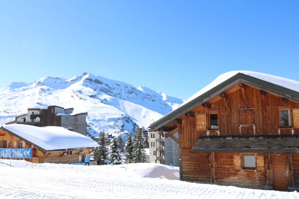 Chalet de montagne enneigé en station de ski, location saisonnière